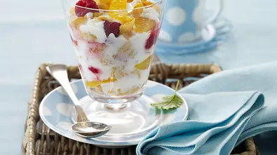 Obst mit Cornflakes und Joghurt Rezept - Foto: LECKER @ Bauer Media Group