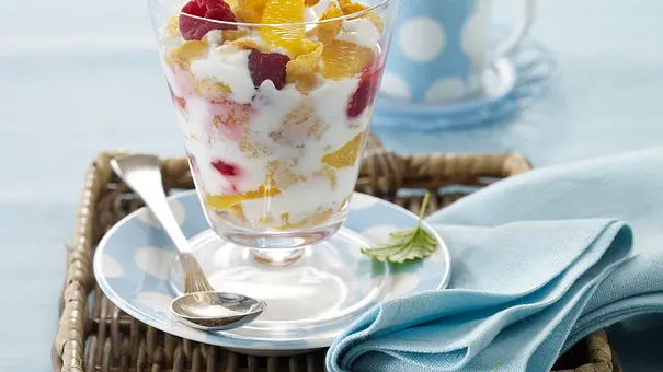 Obst mit Cornflakes und Joghurt Rezept - Foto: LECKER @ Bauer Media Group