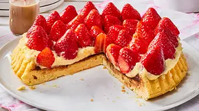 Saftiger Obstboden aus Rührteig, dick mit cremiger Vanillecreme bestrichen und frisch belegten, glänzenden Erdbeeren, angerichtet auf einer weißen Platte. - Foto: LECKER @ Bauer Media Group Saftiger Obstboden aus Rührteig, dick mit cremiger Vanillecreme bestrichen und frisch belegten, glänzenden Erdbeeren, angerichtet auf einer weißen Platte. - Foto: LECKER @ Bauer Media Group