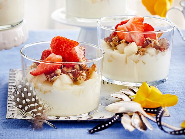 Obstjoghurt mit kernigem DIY-Müsli Rezept Obstjoghurt mit kernigem DIY-Müsli Rezept