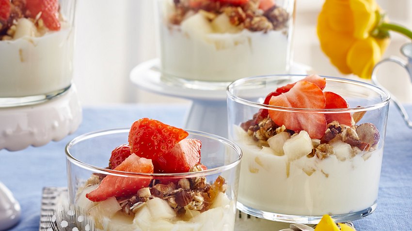 Obstjoghurt mit kernigem DIY-Müsli Rezept - Foto: House of Food / Bauer Food Experts KG