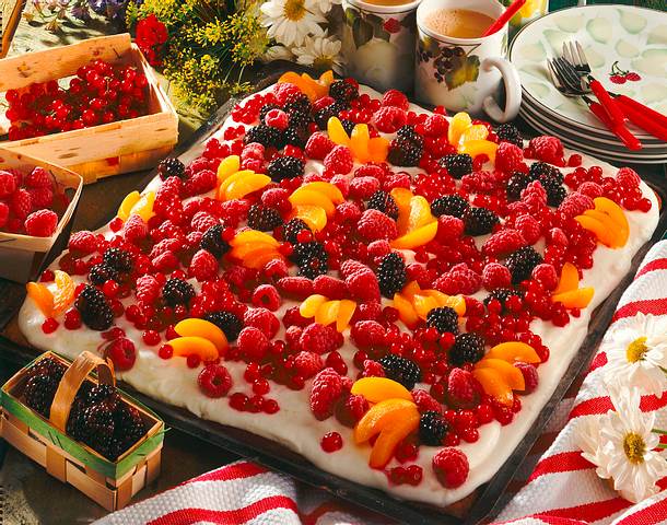 Obstkuchen mit Zitronen-Sahne Rezept Obstkuchen mit Zitronen-Sahne Rezept
