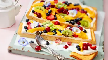 Obstsalat-Joghurt-Kuchen „Chilli Vanilli“ Rezept - Foto: LECKER @ Bauer Media Group Obstsalat-Joghurt-Kuchen „Chilli Vanilli“ Rezept - Foto: LECKER @ Bauer Media Group