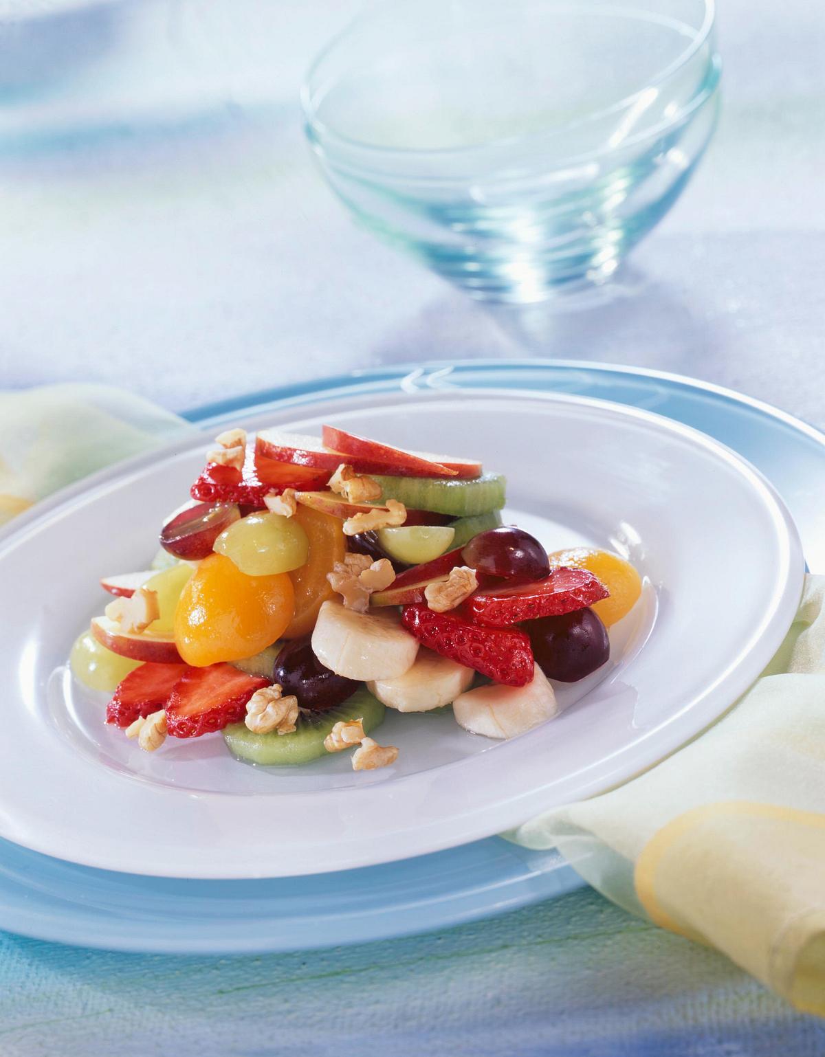 Obstsalat mit Bananen, Erdbeeren, Aprikosen,Kiwi, Äpfeln, Weintrauben, Walnüssen Rezept