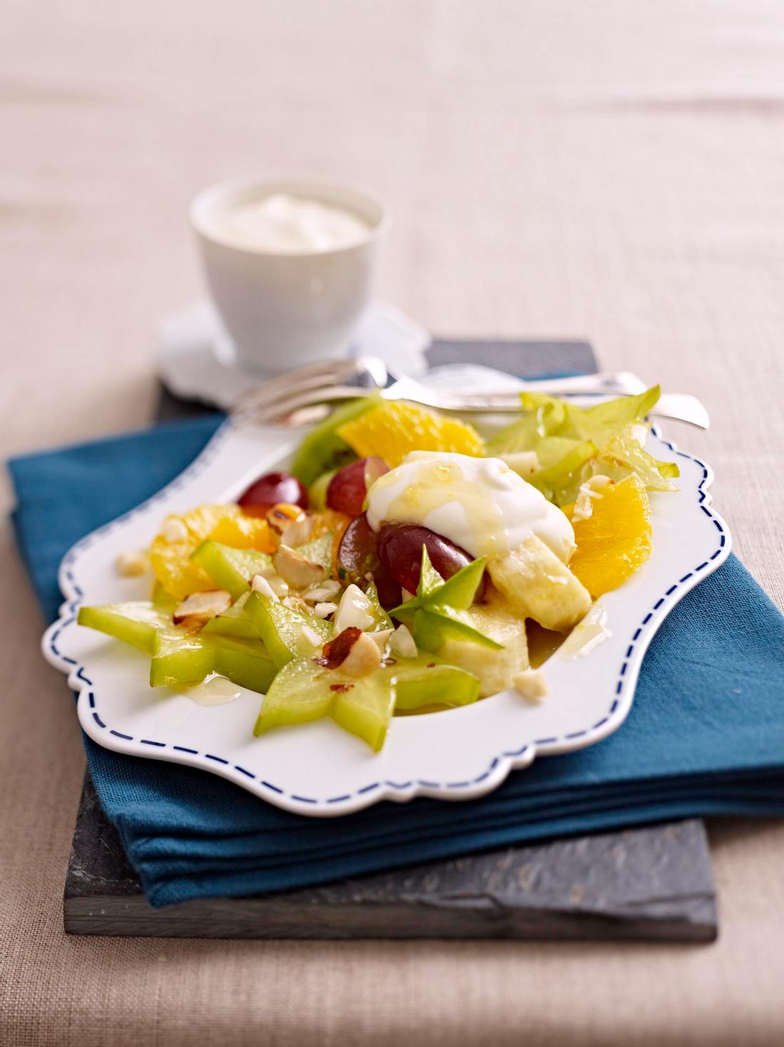 Obstsalat mit Cointreau-Sahne Rezept | LECKER