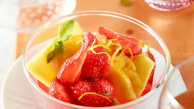 Obstsalat mit Erdbeeren und Zitronenmelisse Rezept - Foto: LECKER @ Bauer Media Group
