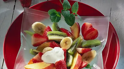 Obstsalat mit Joghurt-Soße Rezept - Foto: LECKER @ Bauer Media Group