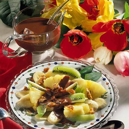 Obstsalat mit karamellisierten Walnüssen und Schokoladensoße Rezept