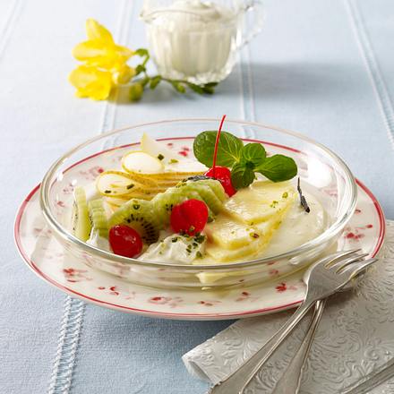 Obstsalat mit Karamellsoße und Vanille-Joghurtschaum Rezept Obstsalat mit Karamellsoße und Vanille-Joghurtschaum Rezept