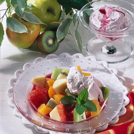Obstsalat mit Kirschlikörsahne Rezept Obstsalat mit Kirschlikörsahne Rezept