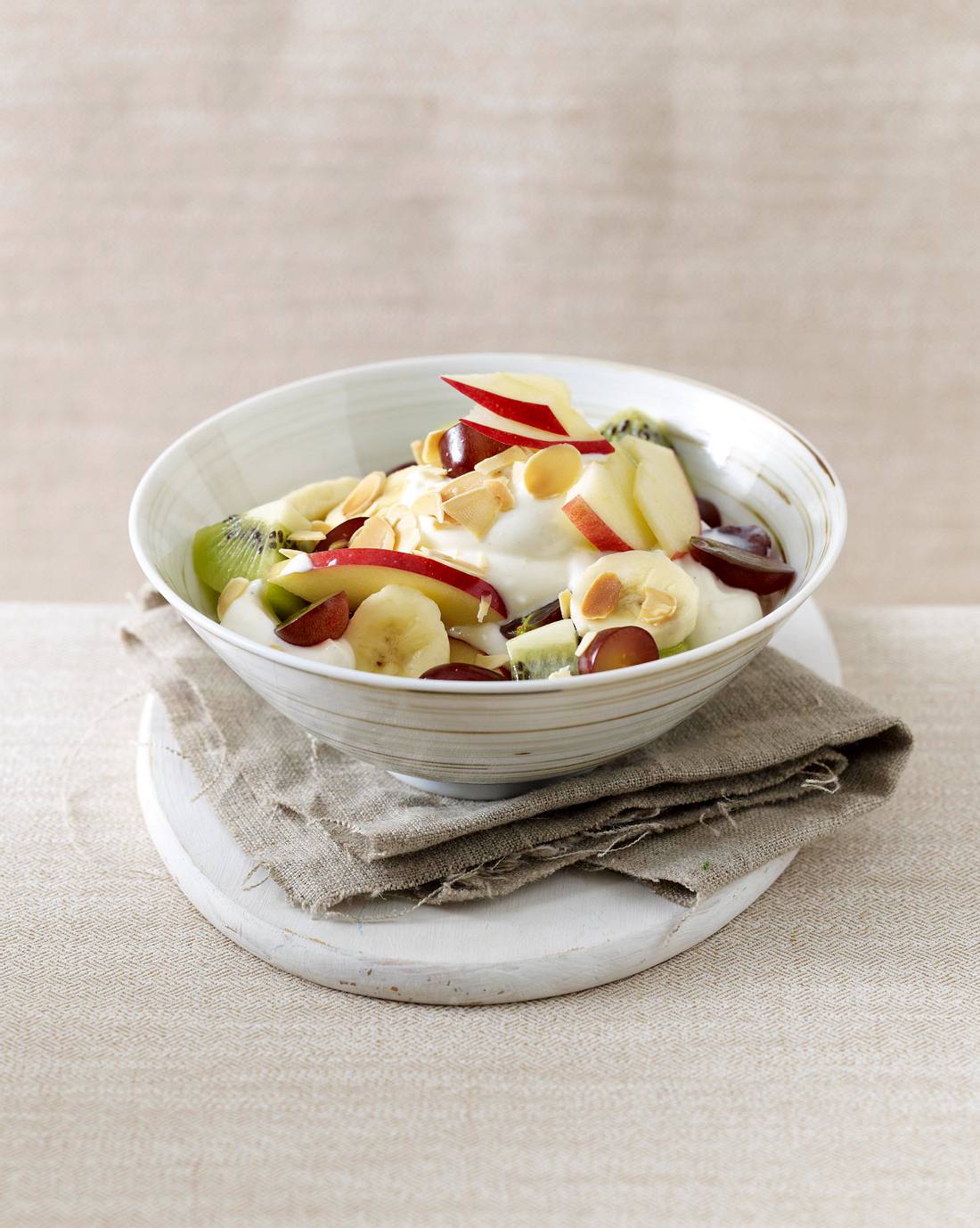 Obstsalat mit Vanillequark und Mandeln Rezept | LECKER