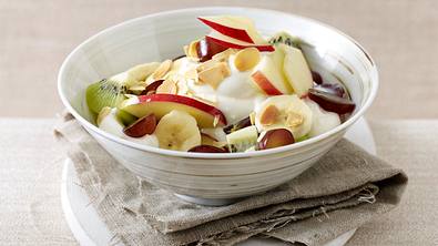 Obstsalat mit Vanillequark und Mandeln Rezept - Foto: LECKER @ Bauer Media Group