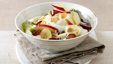 Obstsalat mit Vanillequark und Mandeln Rezept - Foto: LECKER @ Bauer Media Group