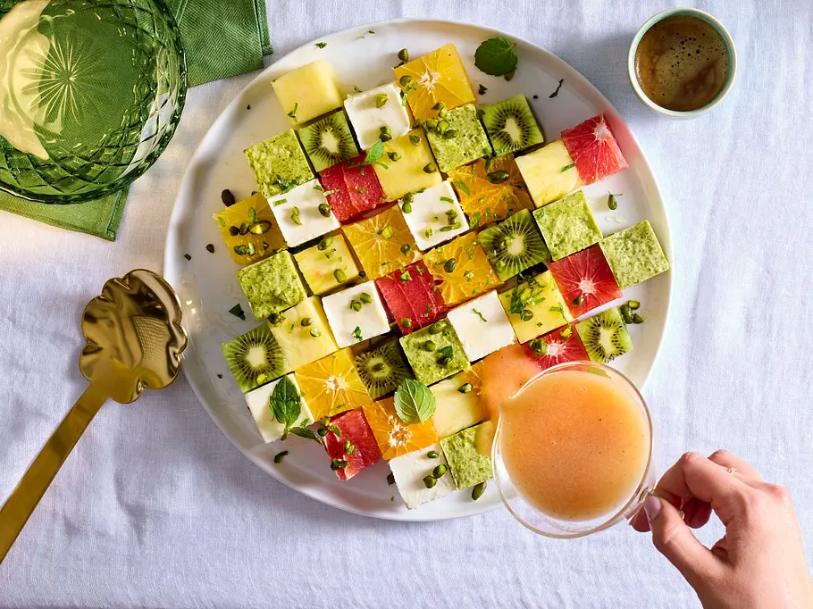 Obstsalat mit zweierlei Eiscreme-Würfeln Rezept