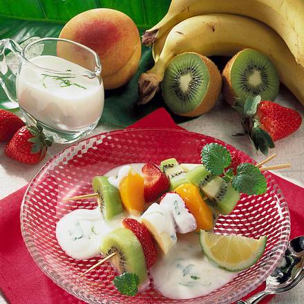 Obstspieße mit Joghurt-Limettensoße Rezept Obstspieße mit Joghurt-Limettensoße Rezept