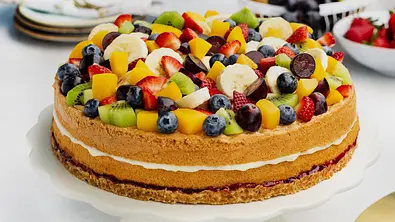 Obsttorte auf weißer Tortenplatte mit Fuß - Foto: ShowHeroes für LECKER @ Bauer Media Group Obsttorte auf weißer Tortenplatte mit Fuß - Foto: ShowHeroes für LECKER @ Bauer Media Group