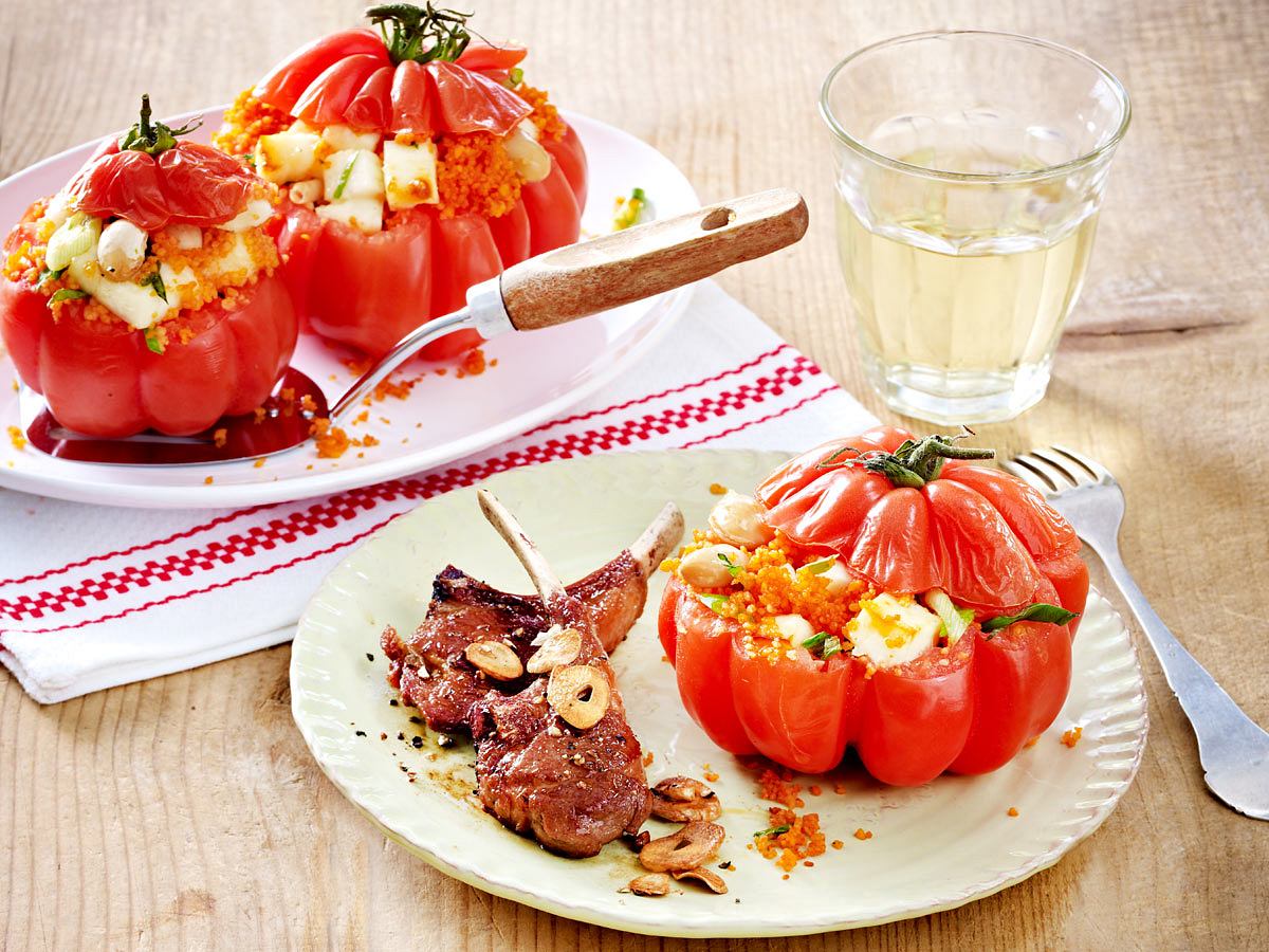 Ochsenherz-Tomaten mit Halloumi-Couscous und Lammkoteletts Rezept