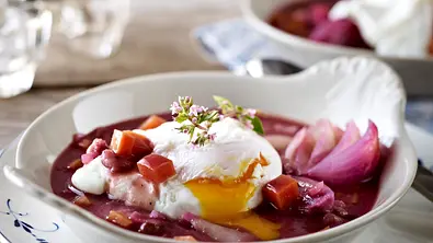 Oeufs en meurette (Pochierte Eier in Rotweinsoße) Rezept - Foto: LECKER @ Bauer Media Group
