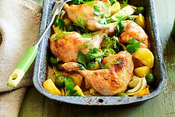 Ofen-Hähnchen auf Kartoffeln und Oliven Rezept