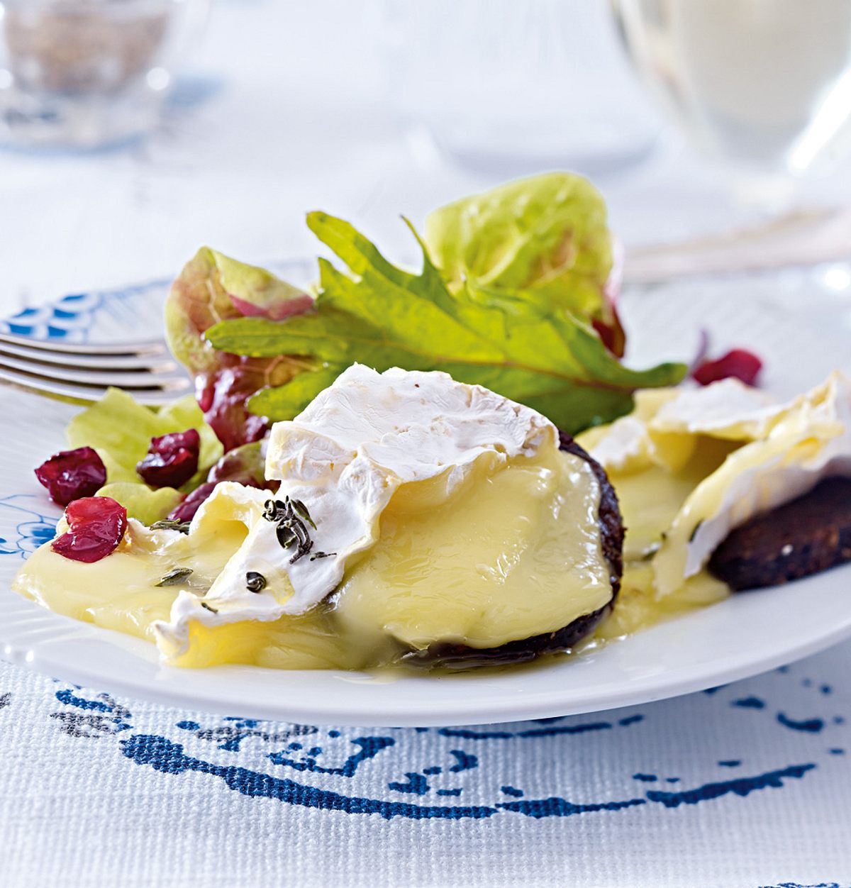 Ofen-Camembert auf Pumpernickel Rezept