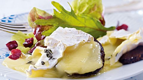 Ofen-Camembert auf Pumpernickel Rezept - Foto: House of Food / Bauer Food Experts KG