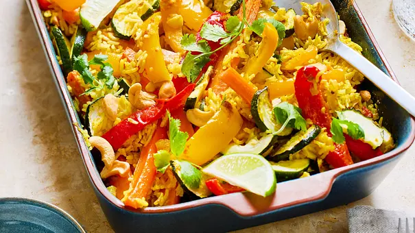 Buntes Ofen-Reis-Curry in einer Auflaufform - Foto: LECKER @ Bauer Media Group Buntes Ofen-Reis-Curry in einer Auflaufform - Foto: LECKER @ Bauer Media Group