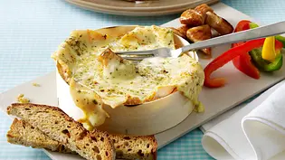 Ofen-Fondue mit Paprika, Putenbrust und Brotsticks Rezept - Foto: LECKER @ Bauer Media Group