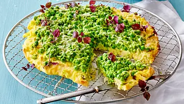 Ofen-Frittata mit frischen Erbsen auf einem silbernen Tablett mit Shiso Kresse verziert. - Foto: LECKER @ Bauer Media Group Ofen-Frittata mit frischen Erbsen auf einem silbernen Tablett mit Shiso Kresse verziert. - Foto: LECKER @ Bauer Media Group
