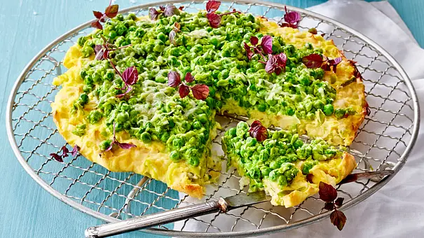 Ofen-Frittata mit frischen Erbsen auf einem silbernen Tablett mit Shiso Kresse verziert. - Foto: LECKER @ Bauer Media Group
