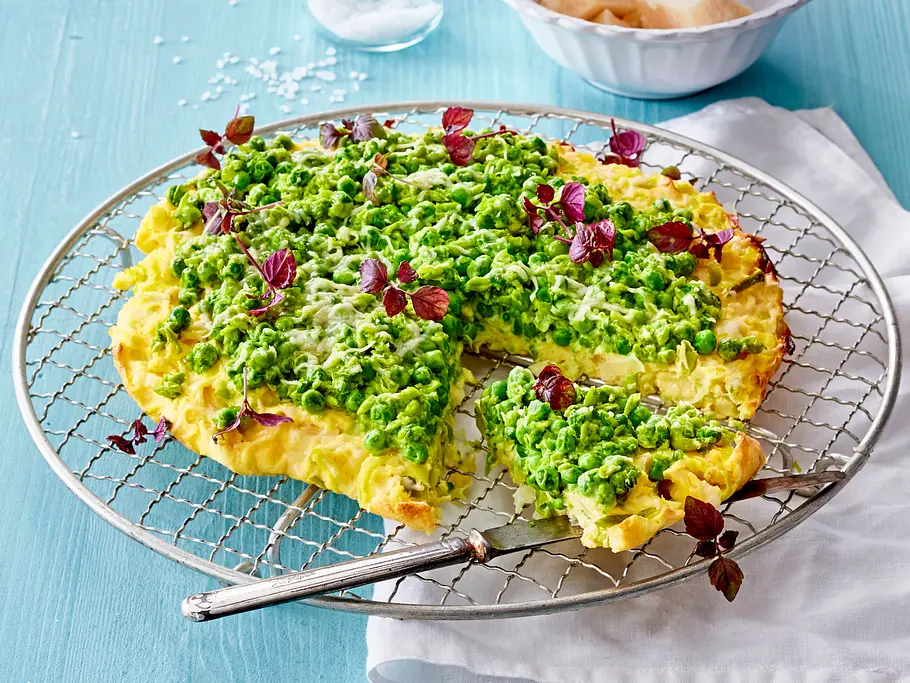 Ofen-Frittata mit frischen Erbsen auf einem silbernen Tablett mit Shiso Kresse verziert.