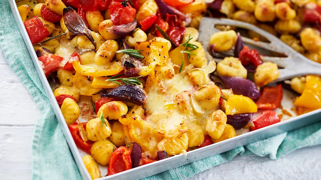 Ofen-Gnocchi mit bunten Energy-Veggies Rezept - Foto: LECKER @ Bauer Media Group Ofen-Gnocchi mit bunten Energy-Veggies Rezept - Foto: LECKER @ Bauer Media Group