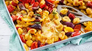 Ofen-Gnocchi mit bunten Energy-Veggies Rezept - Foto: LECKER @ Bauer Media Group Ofen-Gnocchi mit bunten Energy-Veggies Rezept - Foto: LECKER @ Bauer Media Group