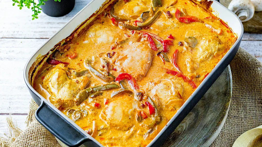 Ofen-Hähnchen in Paprika-Rahm Rezept - Foto: ShowHeroes für LECKER @ Bauer Media Group Ofen-Hähnchen in Paprika-Rahm Rezept - Foto: ShowHeroes für LECKER @ Bauer Media Group