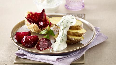 Ofen-Kartoffeln und rote Bete im Salzbett gegart Rezept - Foto: House of Food / Bauer Food Experts KG