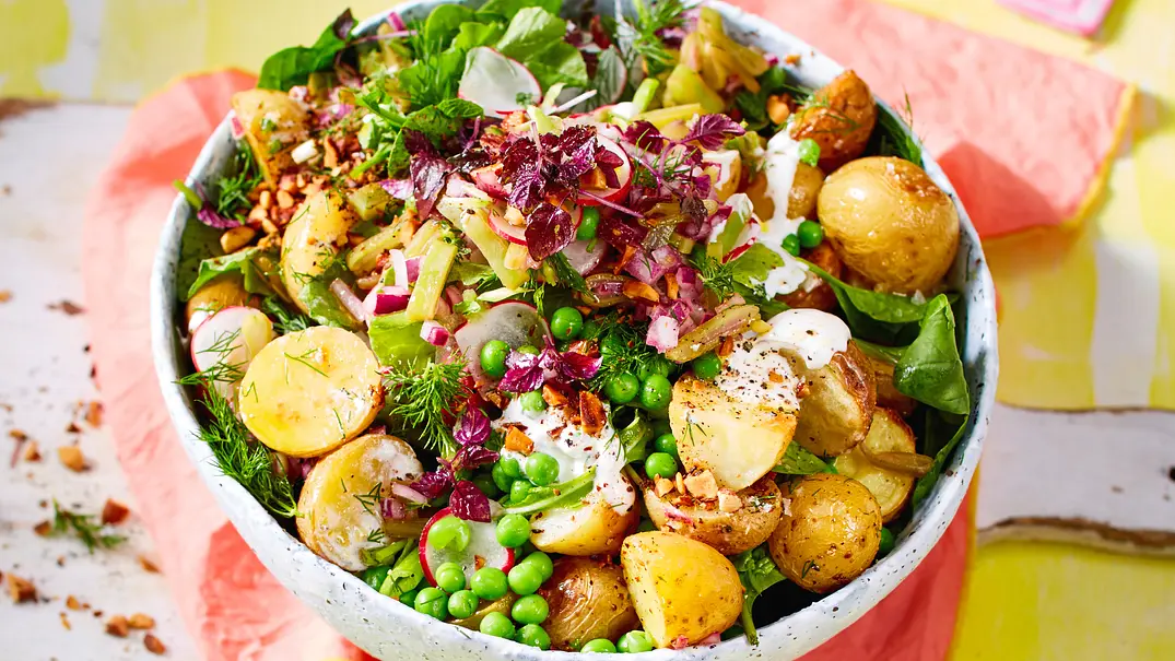 Eine Schale voll mit Kartoffelsalat, buntem Gemüse und Mandelcrunch - Foto: LECKER @ Bauer Media Group Eine Schale voll mit Kartoffelsalat, buntem Gemüse und Mandelcrunch - Foto: LECKER @ Bauer Media Group