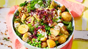Eine Schale voll mit Kartoffelsalat, buntem Gemüse und Mandelcrunch - Foto: LECKER @ Bauer Media Group