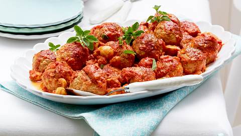 Ofen-Köttbullar in Tomaten-Champignon-Rahm Rezept - Foto: House of Food / Bauer Food Experts KG