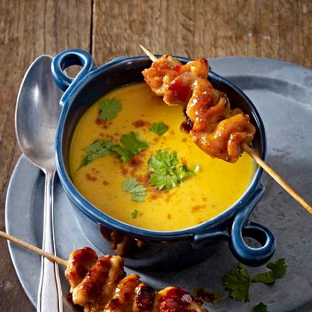 Ofen-Kürbis-Kokos-Suppe mit Hähnchenspießen Rezept Ofen-Kürbis-Kokos-Suppe mit Hähnchenspießen Rezept