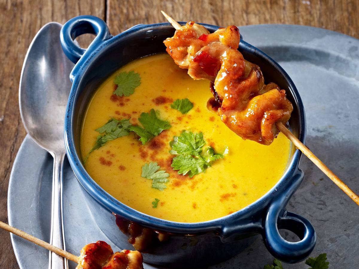 Ofen-Kürbis-Kokos-Suppe mit Hähnchenspießen