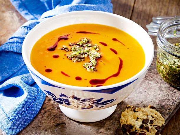 Ofen-Kürbissuppe mit Käse-Kürbiskern-Chips Rezept