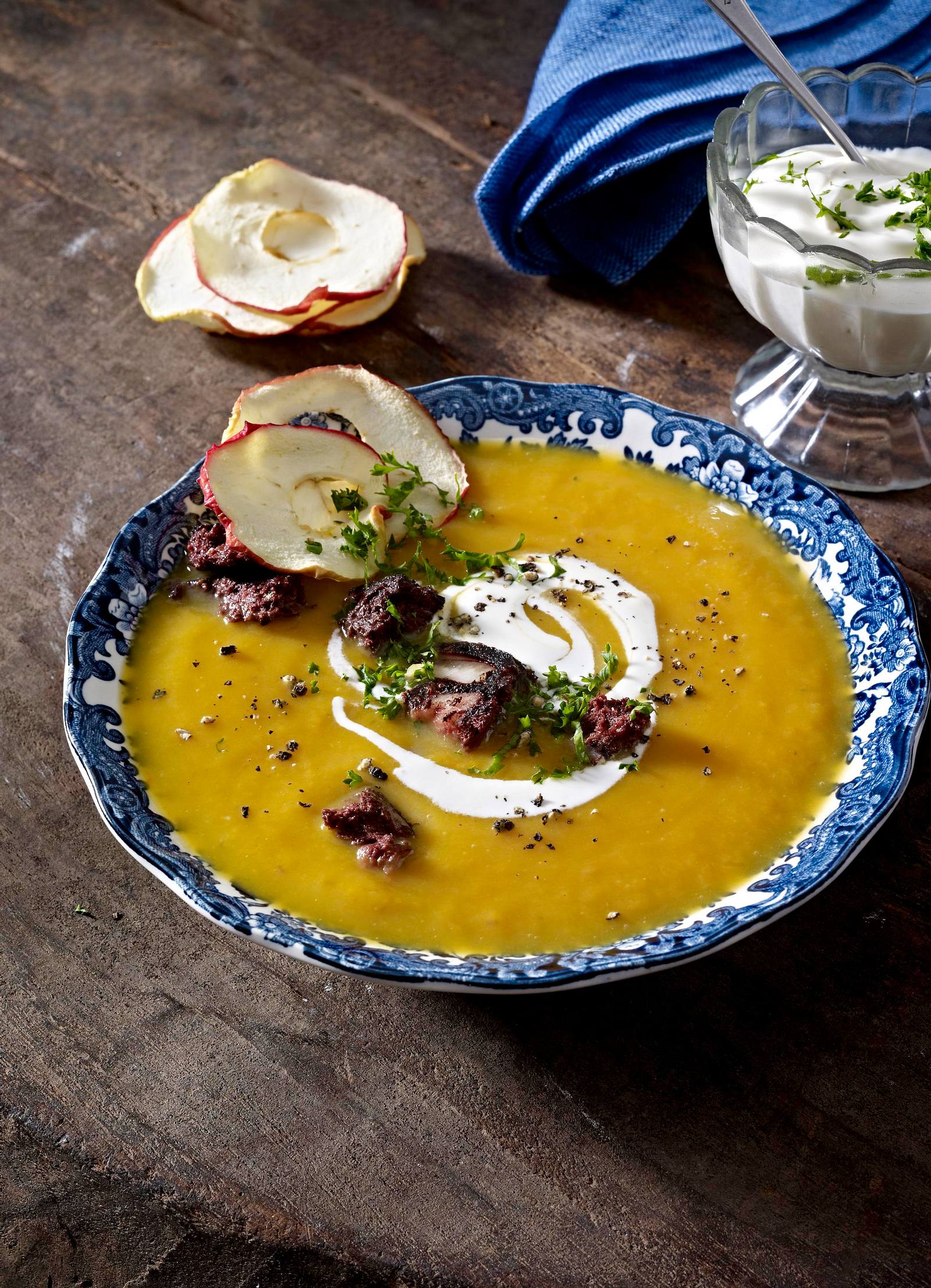 Ofen-Kürbis-Apfelsuppe mit gebratener Blutwurst Rezept | LECKER