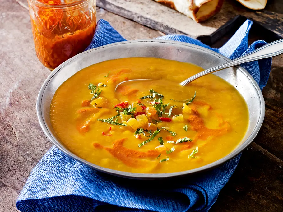 Ofen-Kürbissuppe mit Harissa Rezept Ofen-Kürbissuppe mit Harissa Rezept