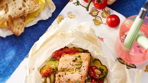 Ofen-Lachs mit Gemüse in Backpapier Rezept - Foto: House of Food / Bauer Food Experts KG
