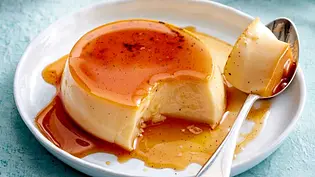 Ofen-Pudding mit Karamell Rezept - Foto: LECKER @ Bauer Media Group Ofen-Pudding mit Karamell Rezept - Foto: LECKER @ Bauer Media Group