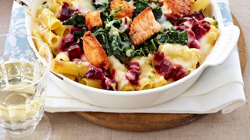 Ofen-Rigatoni mit Lachs & Rote Bete Rezept - Foto: House of Food / Bauer Food Experts KG