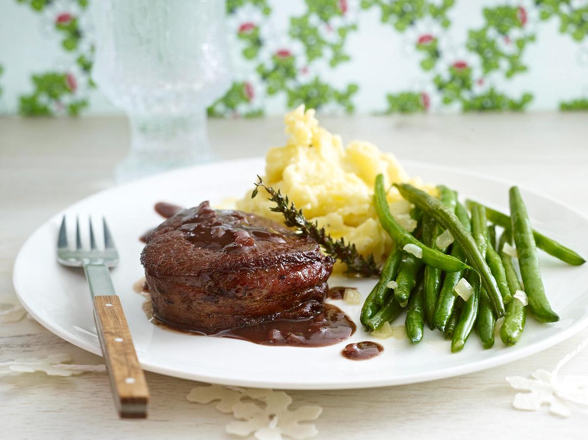 Ofen-Rindermedaillons mit karamellisierten Bohnen und Trüffel-Stampfkartoffeln Rezept