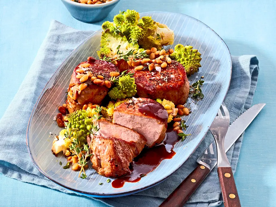 Ofen-Romanesco zu Medaillons und Thymian-Kernen Rezept Ofen-Romanesco zu Medaillons und Thymian-Kernen Rezept