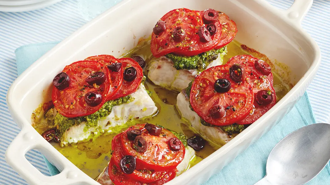 Ofen-Seelachs mit Oliven-Tomaten-Haube Rezept - Foto: LECKER @ Bauer Media Group Ofen-Seelachs mit Oliven-Tomaten-Haube Rezept - Foto: LECKER @ Bauer Media Group