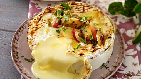Ofencamembert mit Honig-Zwiebel-Äpfeln Rezept - Foto: House of Food / Bauer Food Experts KG