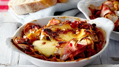 Ofencamembert mit Preiselbeer-Birnen Rezept - Foto: LECKER @ Bauer Media Group